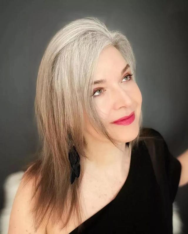 白色头发怎么染，白头发染什么颜色能盖住（今年流行白发“不染”）