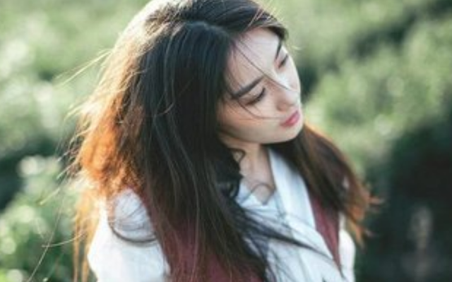 一个男生喜欢一个女生的表现，男生暗恋或喜欢一个女生的表现（男人深爱一个人）