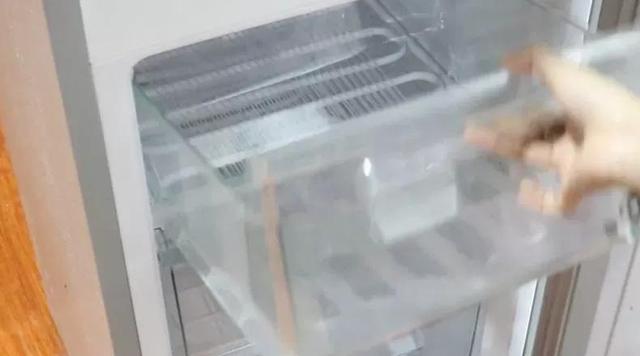 怎么才能不让冰箱冷冻结冰，如何不让冰箱结冰结霜（只需动一下这里）