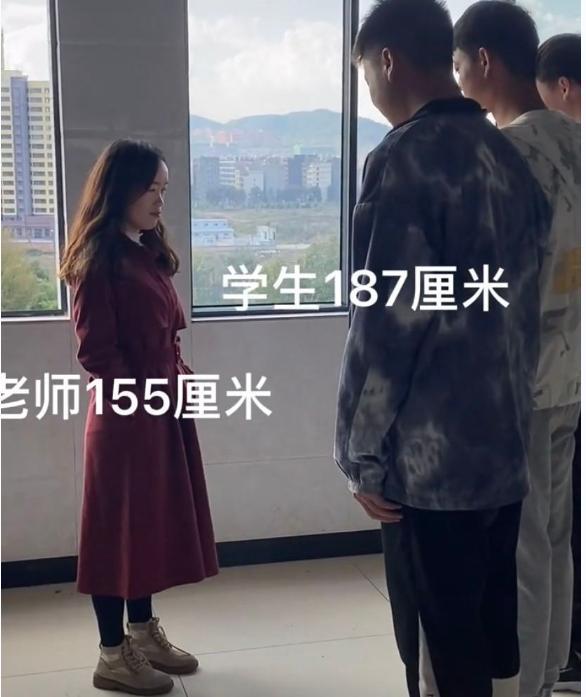 学校凳子（学校突然停电）