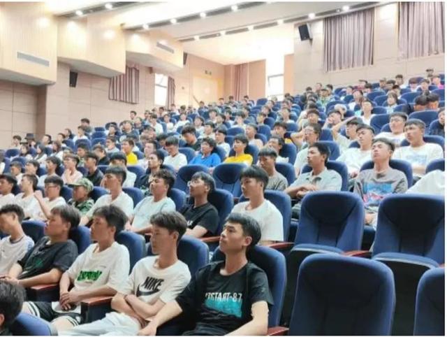 湖南吉利汽车职业技术学院，湖南吉利汽车职业技术学院是几本学校（汽车学院开展2022级新生入学专业介绍）