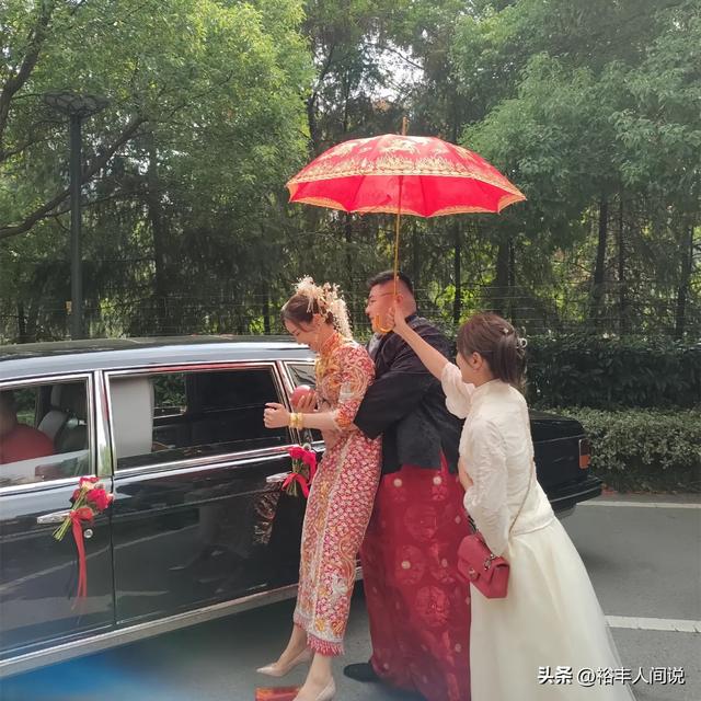 结婚一般几套衣服，结婚一般几套衣服合适（妻子打扮富贵全身超百万）