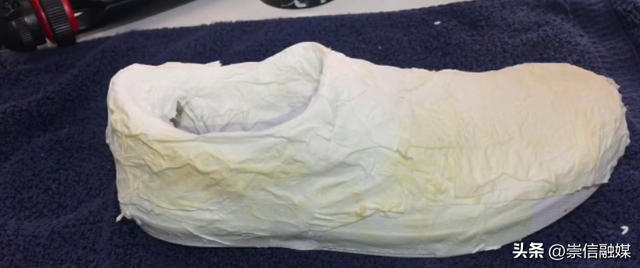 白色运动鞋网面黑了怎么清洗，白色网面运动鞋弄脏了应该怎么洗才干净（为何总会渗出黄印子）