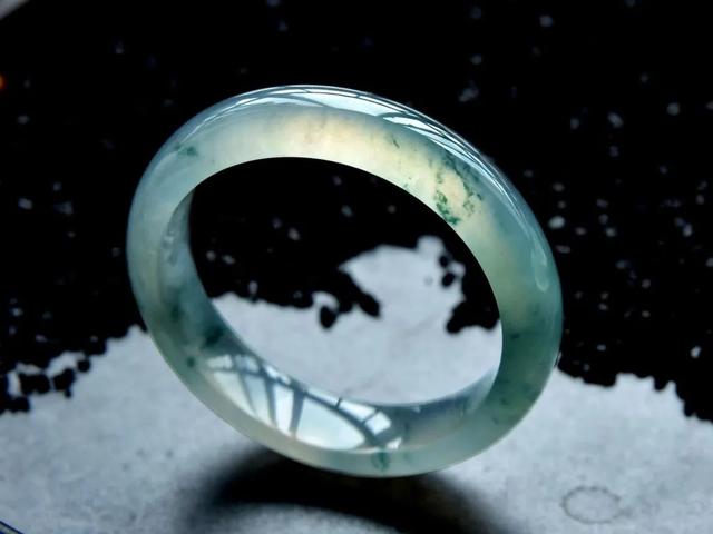 翡翠种水等级划分价格，翡翠等级划分及价格（1万和1000万的翡翠手镯）