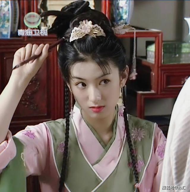 古代步摇图片，日本艺妓她们头上戴的发饰名称。那个圆球和那些像步摇的东西叫什么名字。（步摇、花钿、折股钗、凤簪、梳篦、花冠）