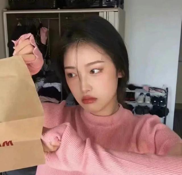 头像女背影或侧面 唯美，温柔意境侧面背影女头   除了浪漫和温柔 还想陷在夏日的晚风里微信（粉红女头/吹晚风、在等你、在等夏天、在等和你一起过夏天）