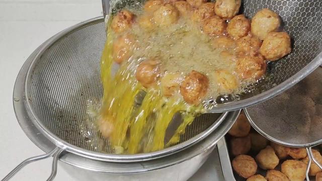 怎么自己做鱼丸，怎么自己做鱼丸吃（切记不要放面粉和淀粉）