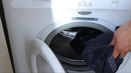 乳胶漆弄衣服上怎么清除干净，乳胶漆弄在衣服上怎样能洗干净（怎么去除衣服上的油漆污渍）