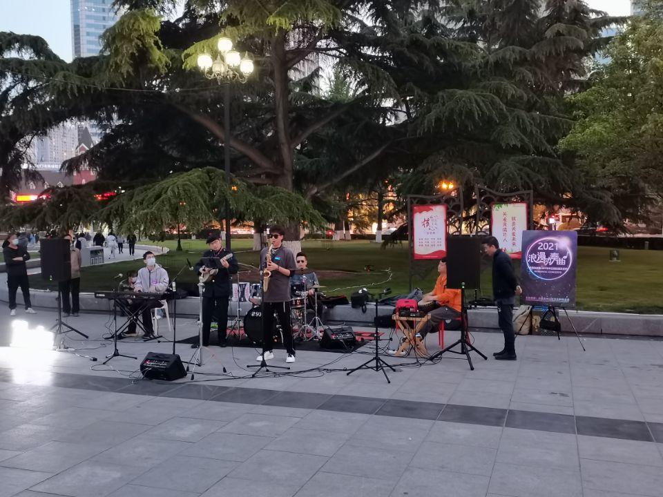 中山晚上哪里好玩，广东中山十景免费景点（大连行之中山广场：夜幕降临）