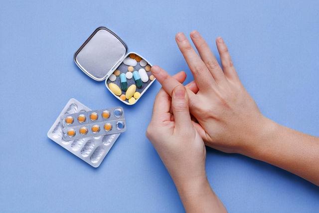 手指关节疼痛怎么办，女性更年期手指关节疼痛怎么办（学会这2个动作，缓解不适感）