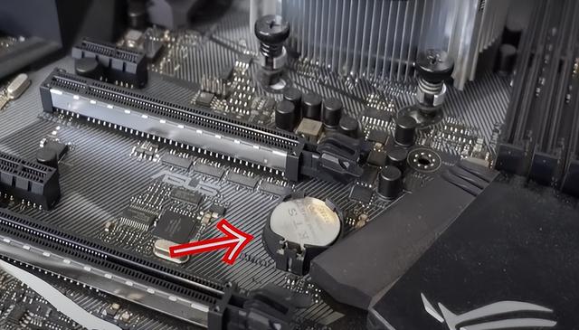 拆解电脑时,有没有注意到主板上的一个小物件,一个小的圆形纽扣电池在