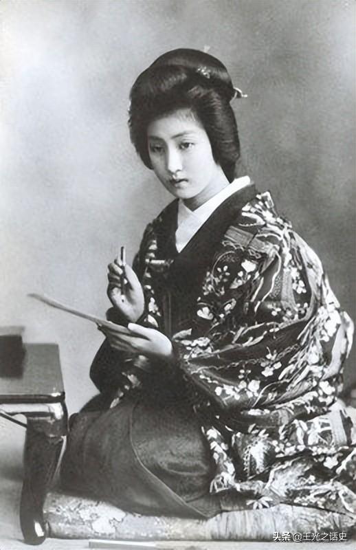 日本天皇的权力到底有多大，日本天皇的权力大吗（为什么日本天皇却能做到万世一系）