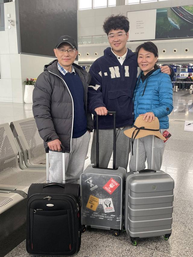 出境团队游回归 成都首发团启程飞泰国
