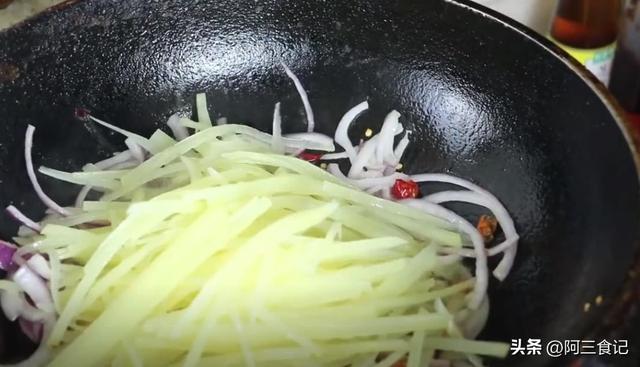 洋葱炒土豆的做法最正宗的做法，土豆里加一个洋葱