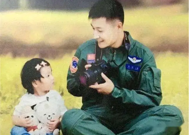 飞行员张超：为挽救舰载机牺牲后，妻子被特招入伍，已成海军上尉