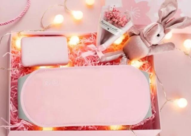 女朋友送的礼物怎么发朋友圈，收到女朋友礼物发朋友圈文案（<2022>520送女朋友什么礼物比较有意义）