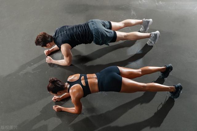 平板支撑男性一般几分钟合格，平板支撑多久算合格（平板支撑发抖要坚持吗）