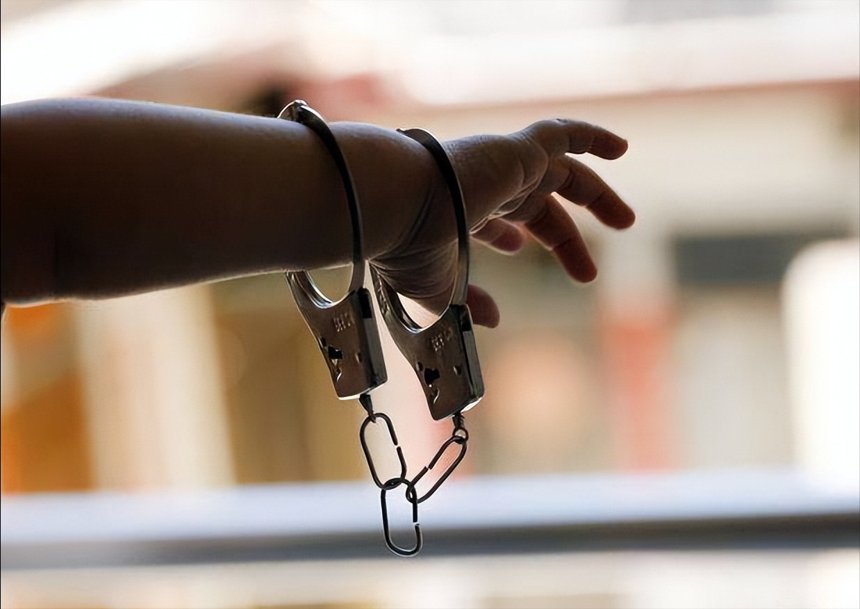 多少岁负刑事责任，多少岁要负刑事责任（未成年人犯了抢劫罪、盗窃罪会怎么判）