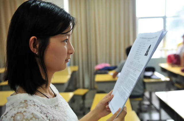 教资面试是同组淘汰吗，教资面试每一组都会淘汰人吗（教资面试考官做这些举动）