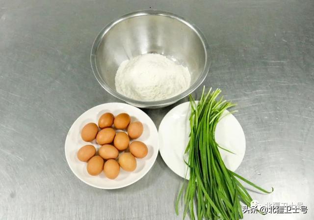韭菜盒子制作方法，韭菜盒子怎么做出来又软又香（北疆食堂丨兵哥哥教你做韭菜盒子）