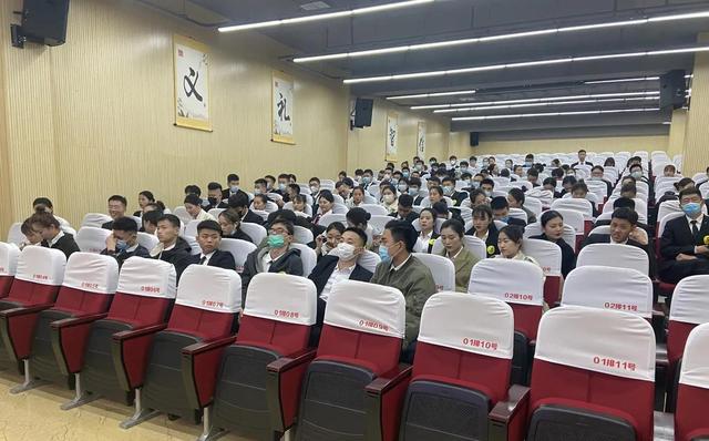 哪里招高铁乘务员，网上的高铁乘务员招聘信息是真的吗（2023年高铁乘务员地勤岗位就业报名截止名单）