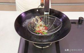 海蜇是水母吗，水母和海蜇是一种生物吗（海蜇学名也叫水母）