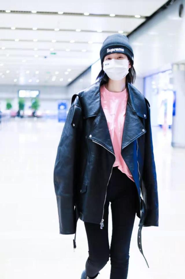 皮衣搭配什么裤子，皮衣有哪些搭配技巧（“乔欣”不愧是时尚达人）