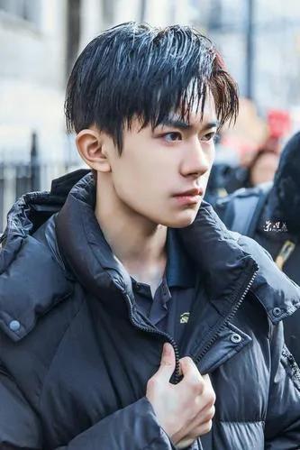 易烊千玺的真实年龄，易烊千玺14岁到17岁外貌变化（“谦逊低调”的易烊千玺）