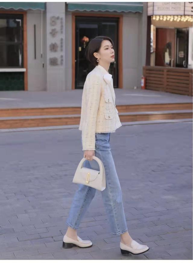 浅色牛仔裤配什么颜色的上衣，浅色牛仔裤如何搭配上衣（浅蓝色牛仔裤配什么上衣好看）