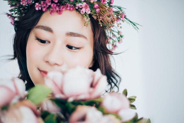 情人节送郁金香，送女生郁金香代表什么（情人节的夜晚请你选择一束鲜花送给你的爱人）