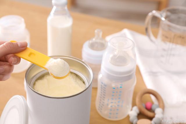 新生儿一般几个小时吃一次奶，刚出生的宝宝几小时喂一次奶（新生儿应该吃多少奶）