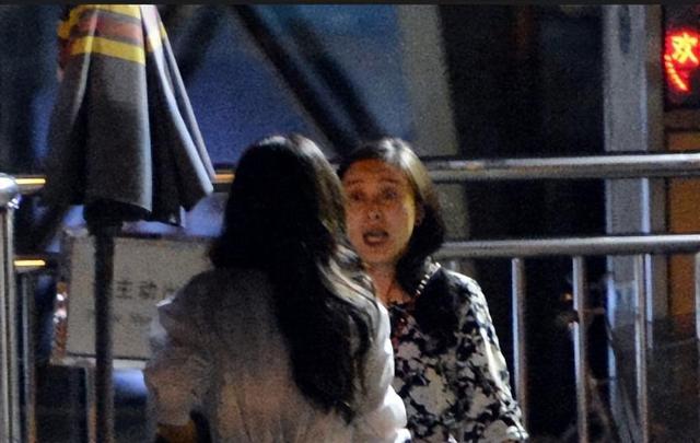 顾长卫张静初关系，曝蒋雯丽包养2名男大学生