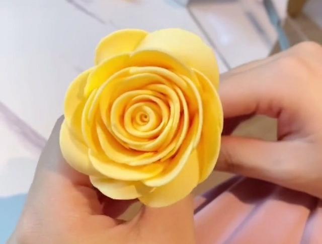 橡皮泥手工制作花朵，橡皮泥手工制作玫瑰花（粘土玫瑰花教程）