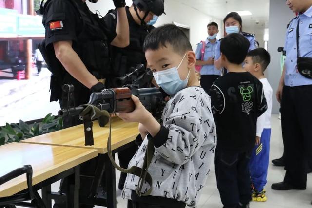 警用对讲机的简介和特点详情介绍，公安警用对讲机品牌（警宝收获特殊节日礼物）