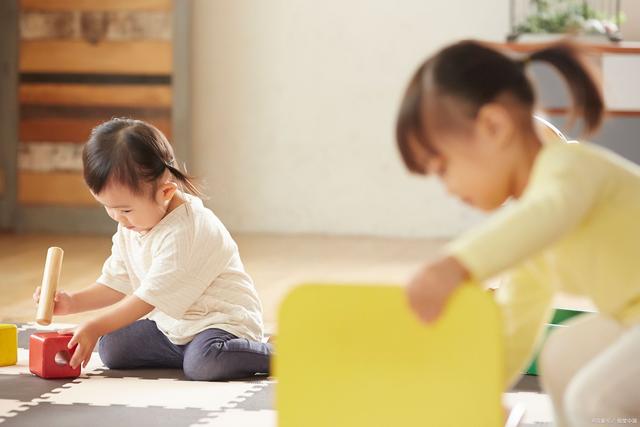 小孩子说话晚怎么办，小孩说话晚要怎么办（遇到不爱开口的宝宝家长要先了解原因）