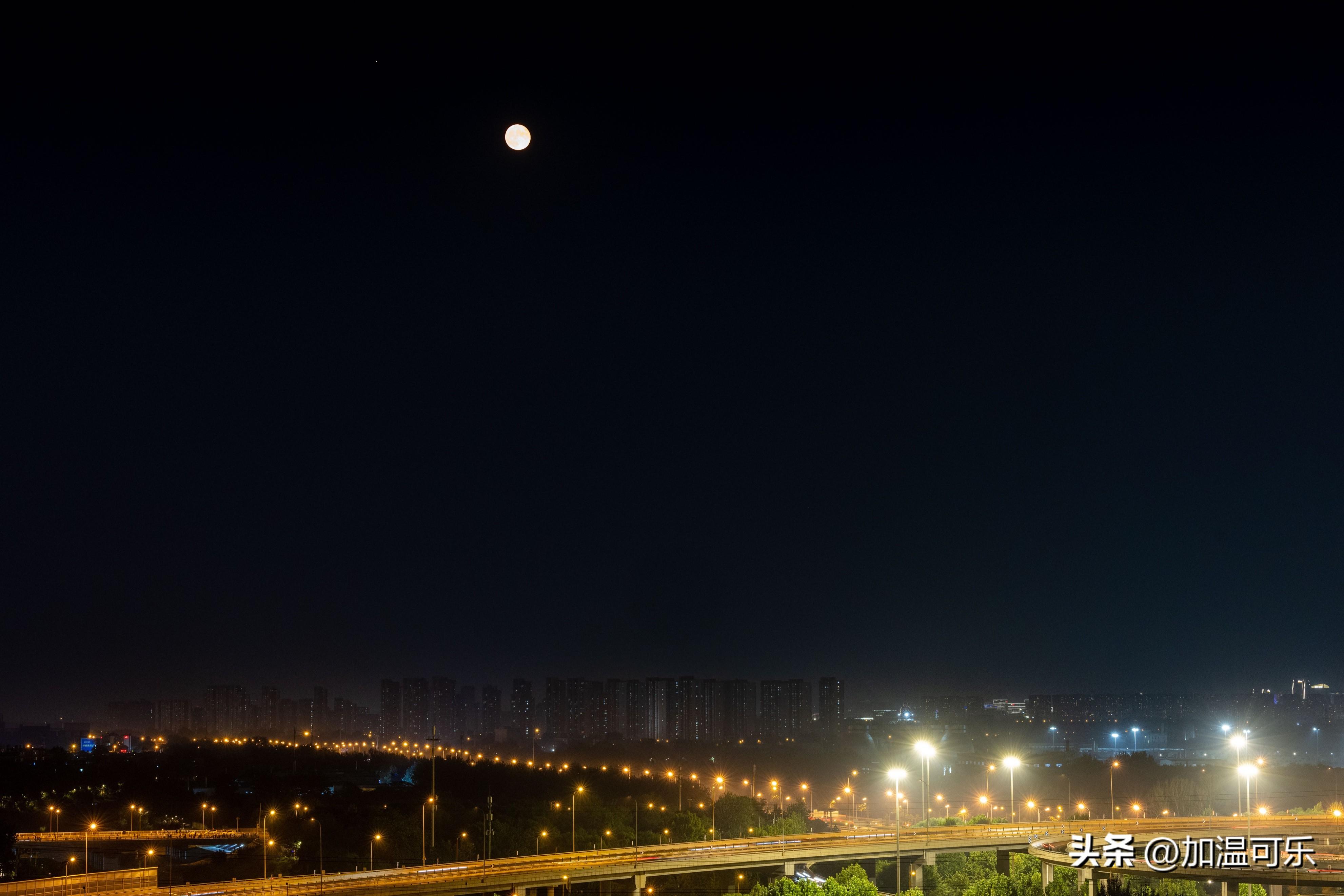 月亮旁边最亮的一颗星是什么星，月亮附近的亮星名称