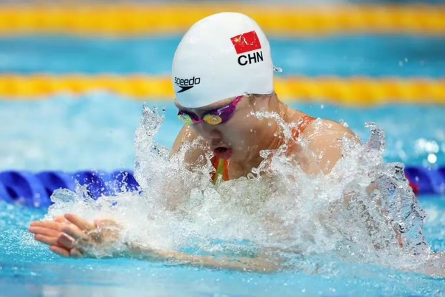 游泳运动员为什么戴两层泳帽，游泳运动员为什么带两个泳帽（市运会男子100米蛙泳15-17岁组纪录是多少时间）