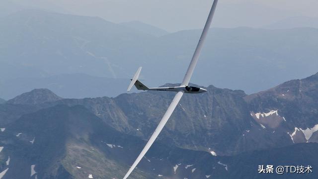 飞得最远的滑翔机，飞得极端的远又稳的滑翔机（没有引擎的滑翔机靠什么获得高度）