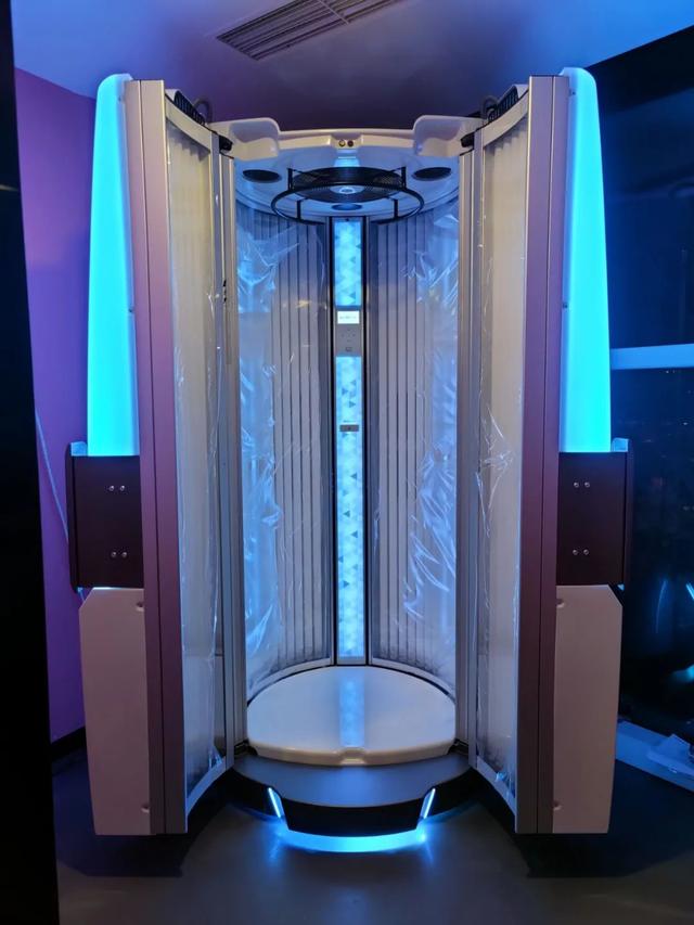 橙色衣服显黑吗，橙色上衣会不会显黑（美黑会成为新风尚吗）