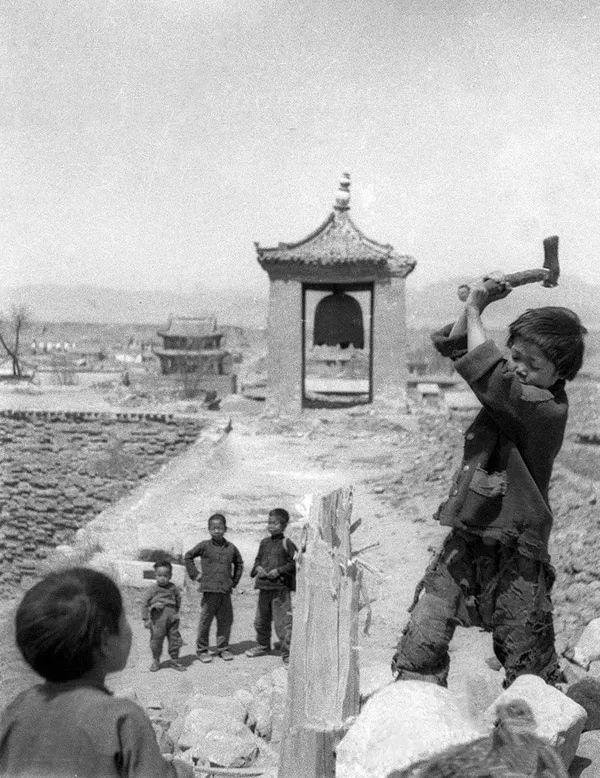 余光文的人物简介，余光中的简介与生平事迹（中国人民革命摄影事业的奠基人）