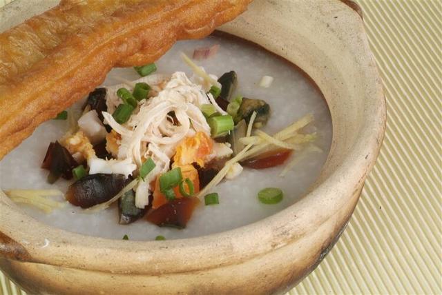 皮蛋可以放多久，切开的皮蛋可以放多久（皮蛋被外媒评为“最恶心食物”）