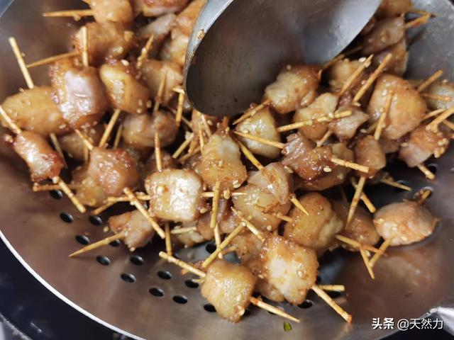 牙签肉的做法，外酥内嫩、酥香可口的牙签肉（牙签牛肉串的做法步骤）