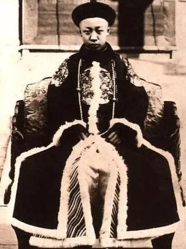 清朝皇帝在位时间，请问清朝的几位皇帝在在位时间（每个人的姓名、年号、谥号、庙号和在位时长）