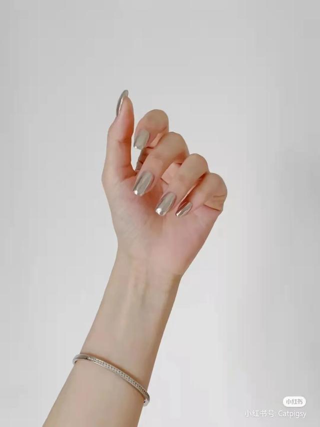 指甲油裸色和透明色有什么区别，护甲油和透明色的指甲油一样吗（显白好看，春夏必做）