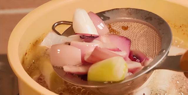 干豆皮怎么泡用开水还是热水，干油豆皮泡好后还用焯水吗（童年最喜欢吃的辣条）