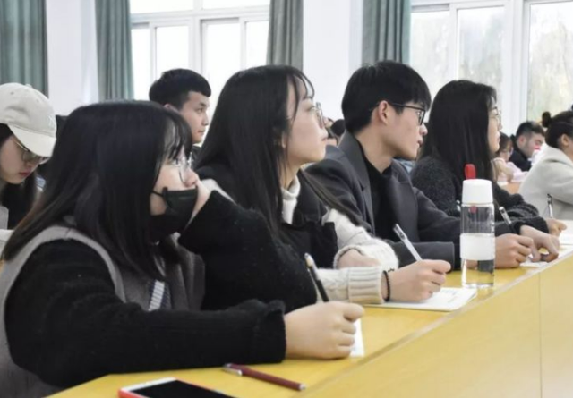 大学上课时间表，一般的大学课程表具体作息时间（明眼人一眼就能分辨）