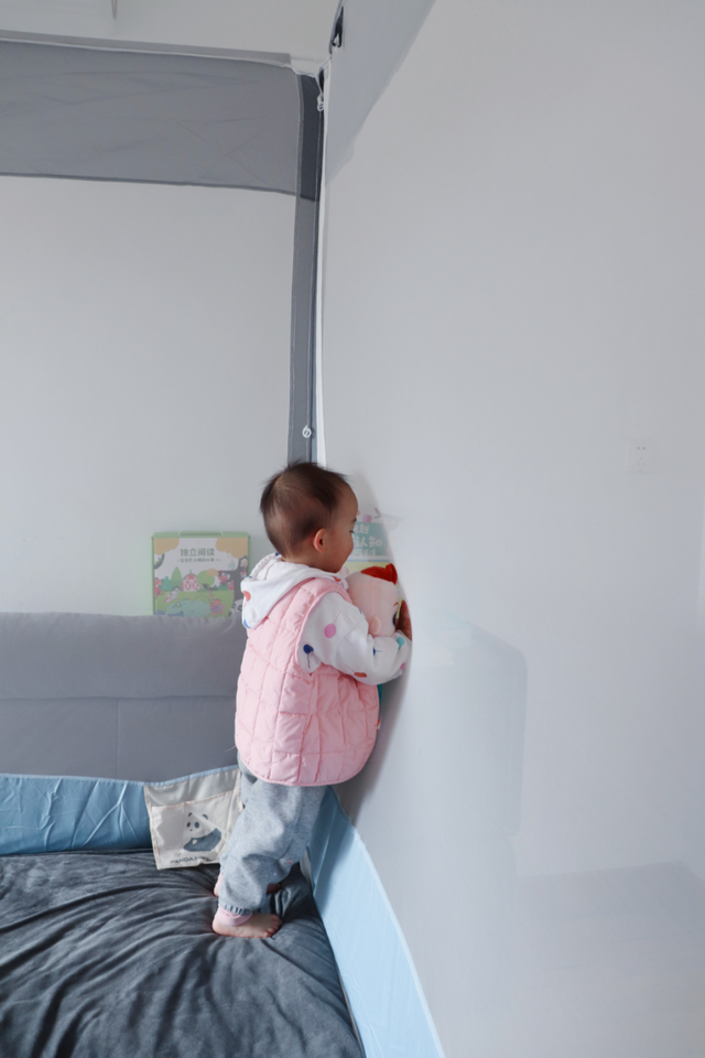 宝宝能感觉到妈妈睡旁边吗，新生儿要挨着妈妈睡吗（那就居家带娃睡大觉）