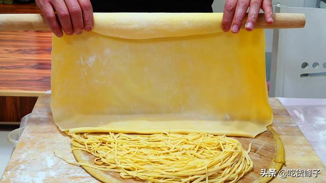 擀面条怎么和面，手擀面怎么做才劲道（做手擀面时）