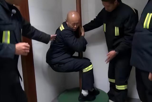 一瓶白酒，一颗“蛋蛋”，“人生导师”乐嘉的毁灭史