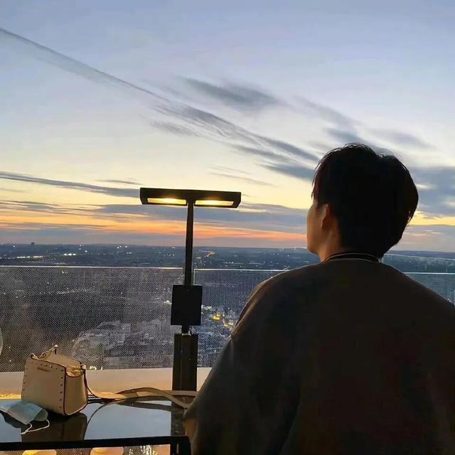 情侣头像，酷酷又拽微信，情侣头像，酷酷又拽（很酷的真人情侣头像）